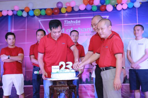 3 founders cut the birthday cake together