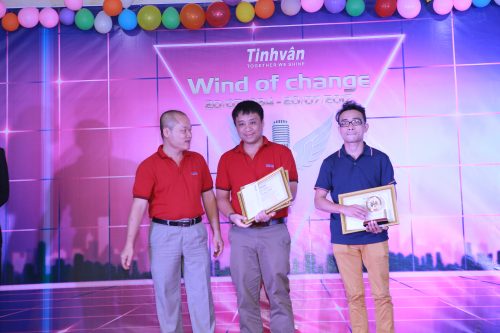 Mr. Nguyen Son Tung awarded medals and certificates for employees working for 5 years.