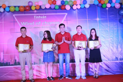 Mr. Nguyen Quan Son awarded medals and certificates for employees working for 10 and 15 years.