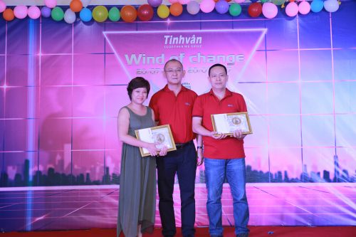 Mr. Hoang To awarded medals and certificates for 2 employees working for 20 years.